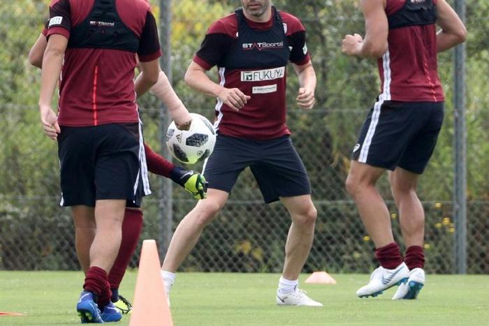 Iniesta has the Vissel Kobe armband