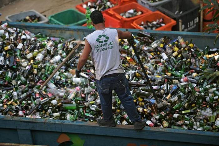 Brazil is the world's fourth biggest producer of plastic rubbish, but recycling efforts have lagged