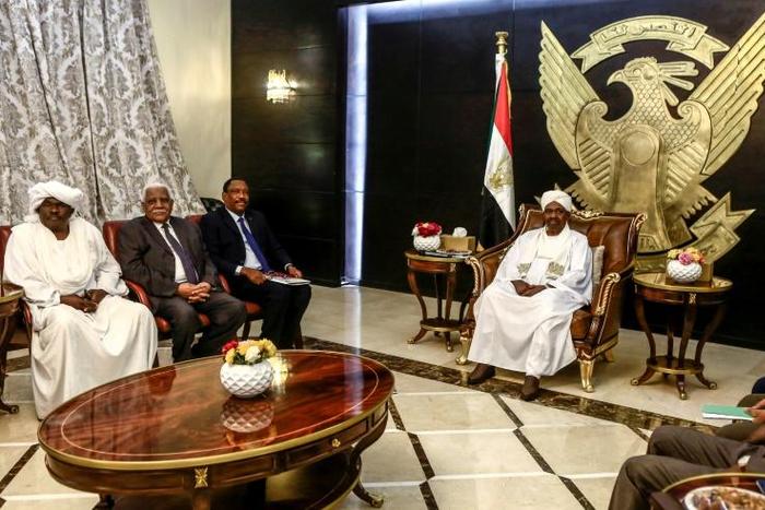 Sudanese President Omar al-Bashir (R) chairs a meeting of leaders of political parties in the capital Khartoum