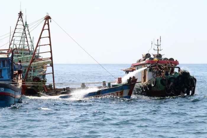 Indonesian authorities sink an impounded Vietnamese fishing boat at Datuk island,on May 4, 2019.