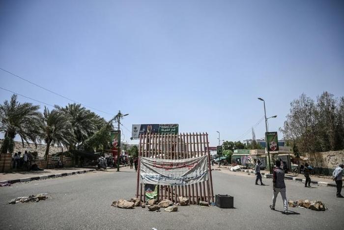 Sudanese protesters are refusing to dismantle checkpoints they have set up on roads leading to the army headquarters