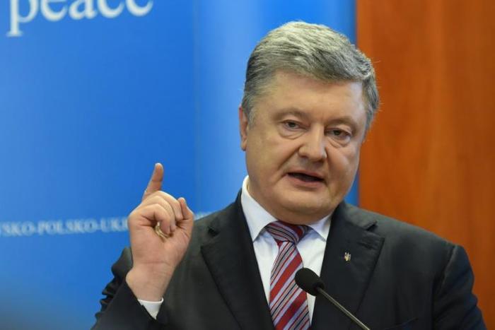 Ukrainian President Petro Poroshenko is under the cloud of allegations that a close associate profitted by smuggling military parts from Russia