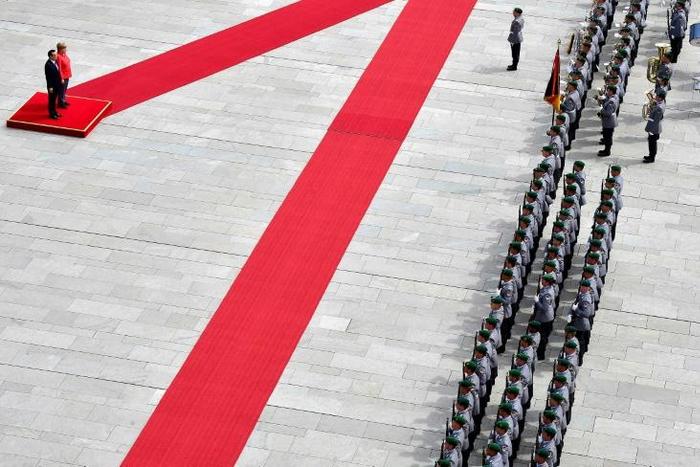 Chinese Premier Li Keqiang (L) has coaxed leaders of several EU countries to attend a Belt and Road Summit in Beijing, but not Angela Merkel