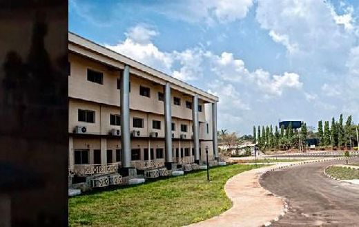 Female university student jumps down a 3-storey building over Val’s Day gift (Video)