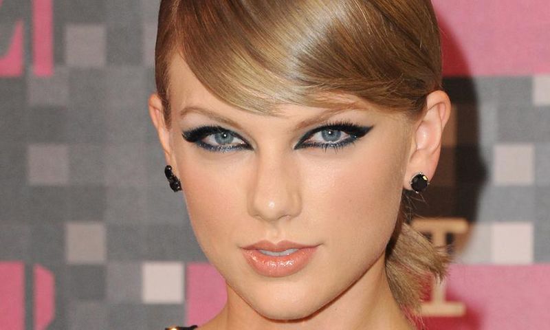 Taylor Swift Has a Crazy Eye Makeup Trick