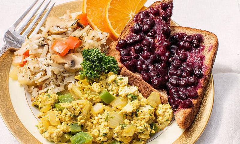Green pepper tofu scramble with toast