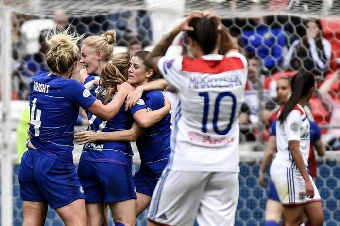 Chelsea's Erin Cuthbert (C) scored a stunning goal to keep Chelsea in their Women's Champions League with Lyon