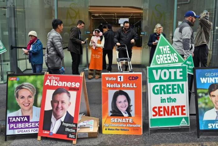 For the traditional parties from right and left, campaigning is time-consuming in the vast country
