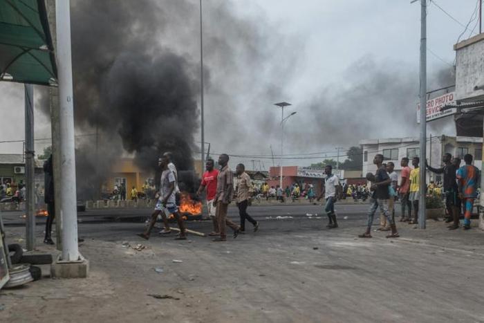 Protesters gather on the streets of Cadjehoun, the stronghold of former president of Benin Thomas Yayi Boni, on May 2, 2019 in Cotonou, Benin