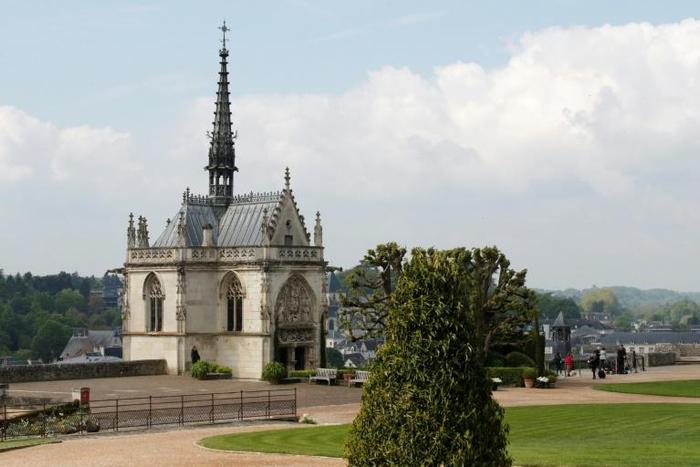 The grave of Italian renaissance painter and scientist Leonardo da Vinci is located at the Chateau d'Amboise