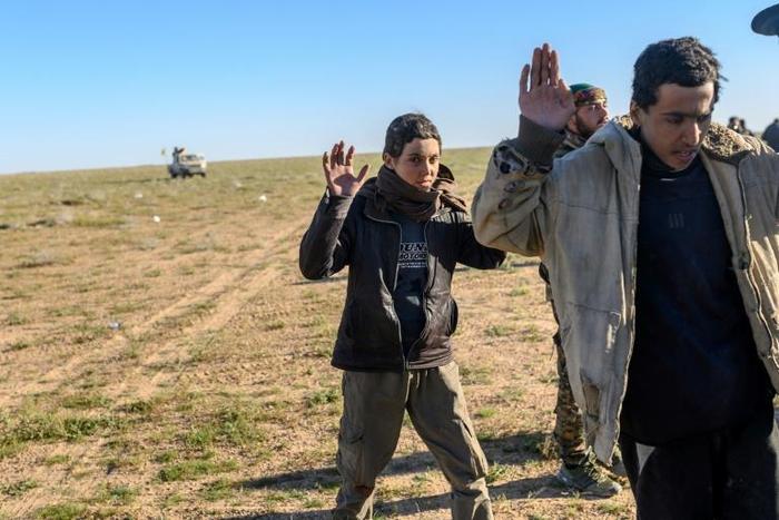 Suspected Islamic State group fighters have been detained by the US-backed Syrian Democratic Forces as they have left the final scrap of the "caliphate"