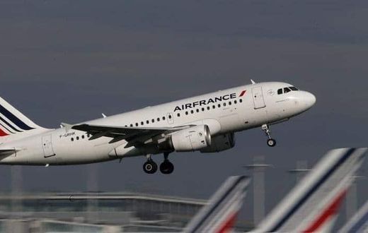 Air France A380 flight carrying over 500 passengers turns back after engine failure