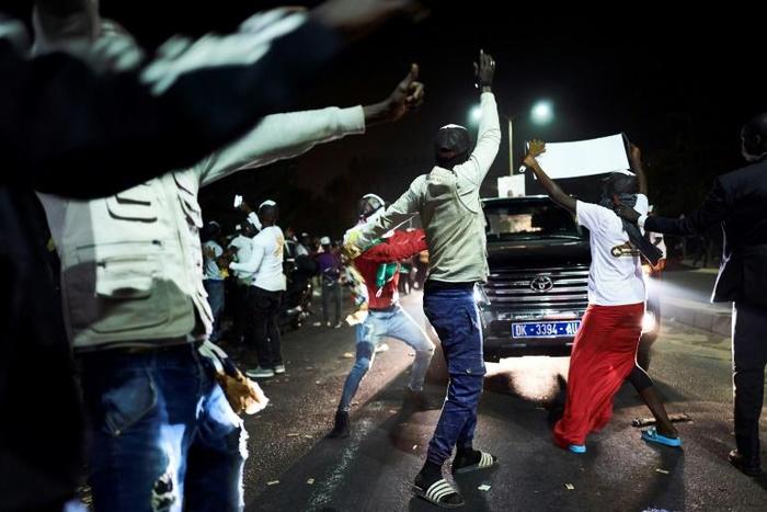 Les partisans du président sortant Macky Sall célèbrent en avance la victoire de leur candidat à la présidentielle sénégalaise le 24 février 2019 à Dakar