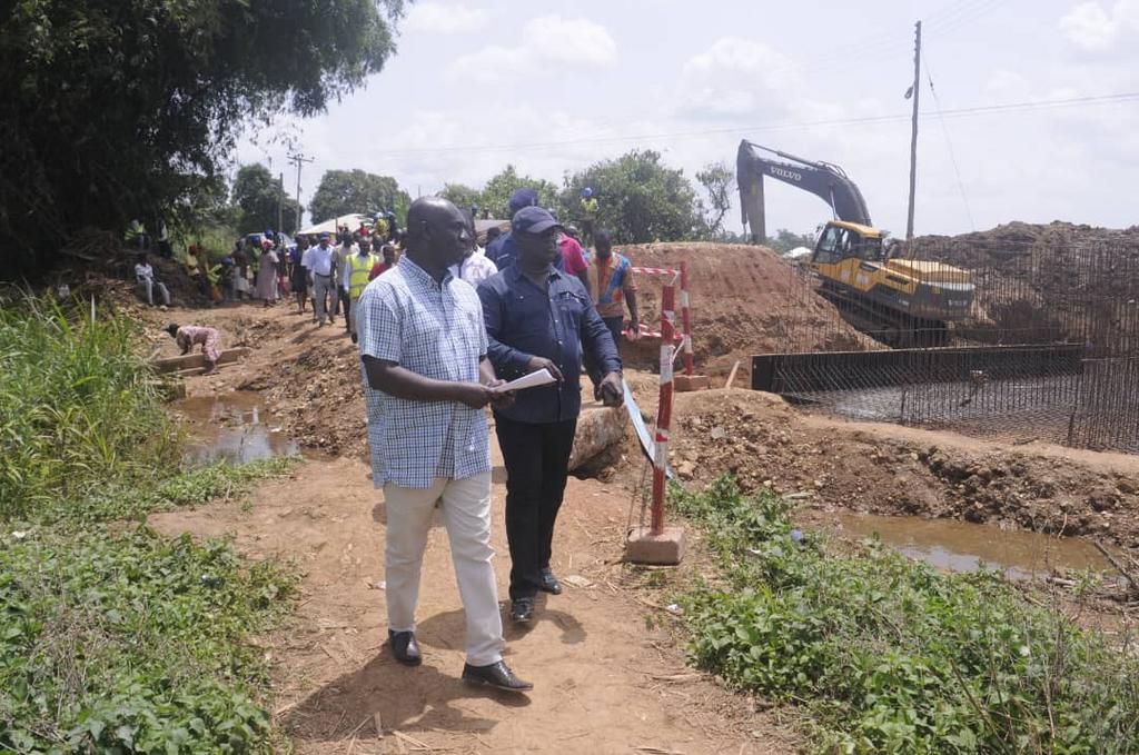 Minister for Roads and Highways inspects construction of damaged bridge at kwabeng