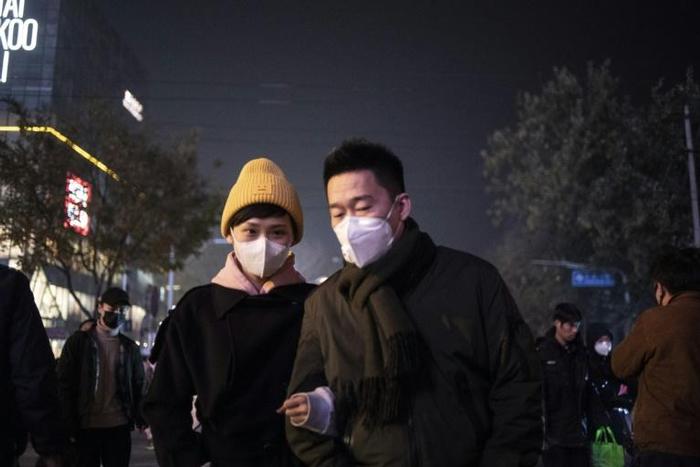 A couple wears a protective mask to fight smog in Beijing last year. A new study says exposure to air pollution directly increases the risk of diabetes
