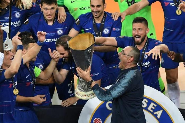 Maurizio Sarri celebrates with his players after Chelsea beat Arsenal 4-1 in the Europa League final