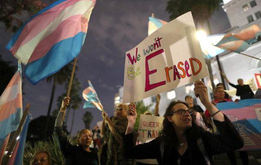 'I am now your mom' on Twitter, a pledge of support for LGBT youths