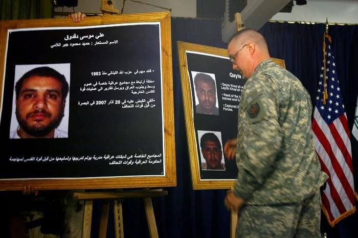 A US solider shows a picture of Ali Mussa Daqduq during a July 2007 press conference in Baghdad