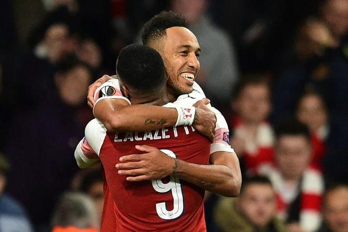 Pierre-Emerick Aubameyang celebrates with Alexandre Lacazette after scoring against Valencia in the semi-finals