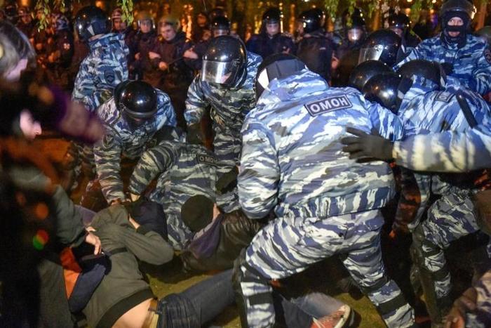Anti-riot police clash with protesters against plans to build an Orthodox cathedral in the Russian Urals city of Yekaterinburg. The project was suspended Thursday after President Vladimir Putin said opponents should be given a hearing