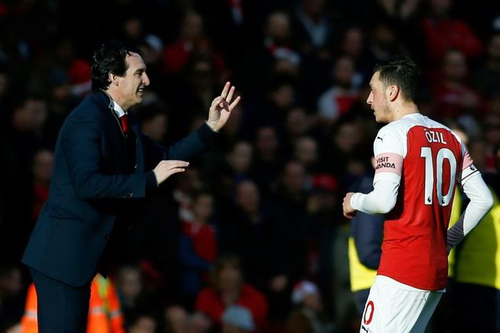 Arsenal manager Unai Emery talks with German midfielder Mesut Ozil