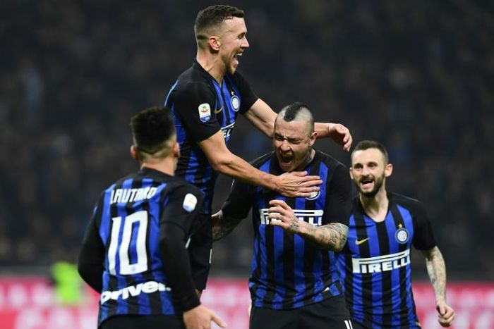 Inter Milan midfielder Radja Nainggolan (2R) celebrates after scoring the winner