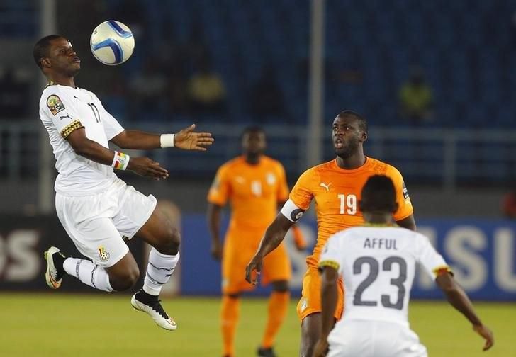 Ghana's Mubarak Wakaso (L) challenges Ivory Coast's Yaya Toure during the final of the 2015 African Cup of Nations soccer tournament in Bata, February 8, 2015.  REUTERS/Mike Hutchings