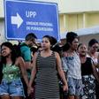 Familiares de presos en el penal de Puraquequara, en Manaos, Brasil, rezan frente a la cárcel