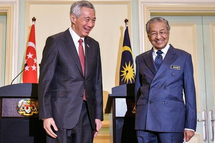 Malaysia's Prime Minister Mahathir Mohamad (R) met his Singaporean counterpart Lee Hsien Loong held a joint press conference in Putrajaya