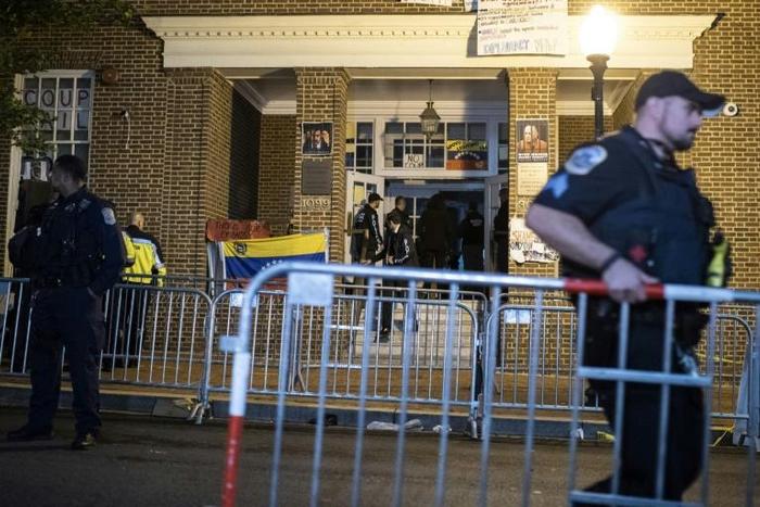 Policemen move barriers as federal agents open the door of the Venezuelan Embassy in Washington occupied by activists supporting Venezuelan leader Nicolas Maduro on May 13, 2019