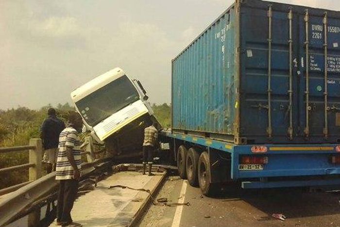 ___8149434___2018___3___22___5___Kumasi-Accra-road-accident-crash-2