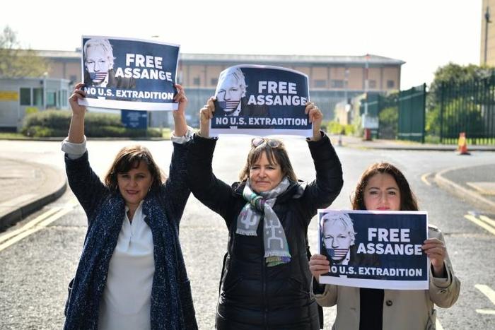 The German and Spanish lawmakers had been due to meet Assange in Ecuador's embassy, but protested outside his prison instead following his arrest