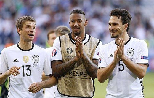 Jerome Boaten in the middle