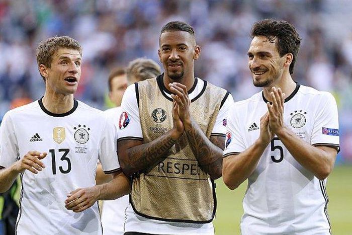 Jerome Boaten in the middle