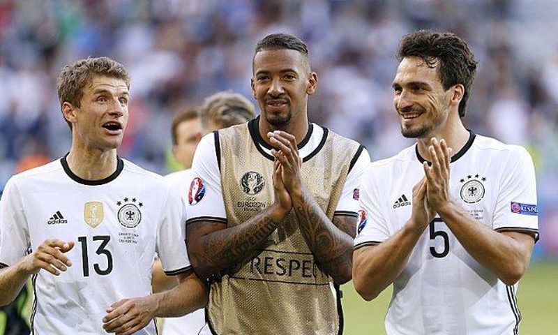Jerome Boaten in the middle