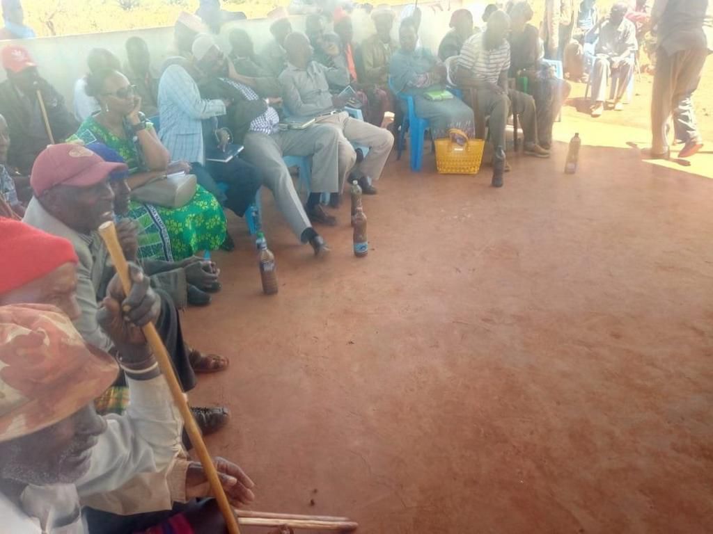 Residents serve muddy water to politicians to make them have a taste of their plight