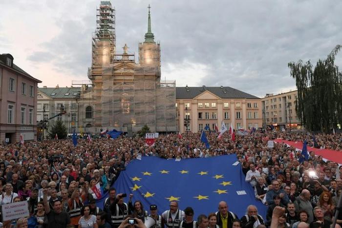 People demonstrate in support of Poland's Supreme Court judges in front of the Supreme Court building in Warsaw on July 3, 2018