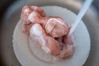 defrosting-chicken-with-cold-water