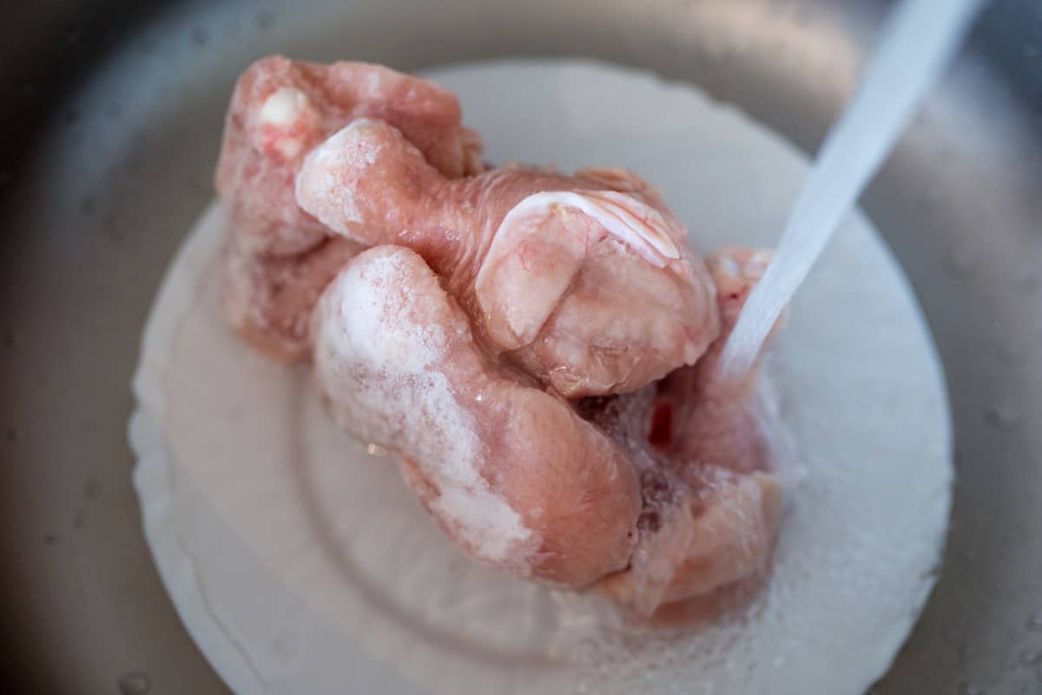 defrosting-chicken-with-cold-water