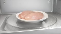 defrosting-chicken-with-microwave