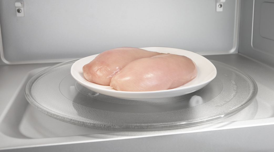 defrosting-chicken-with-microwave