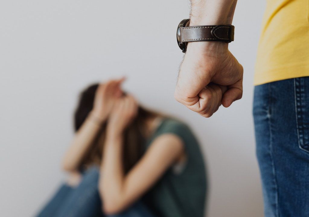 Woman with black eye after brutal beating by lover advises young girls (video)