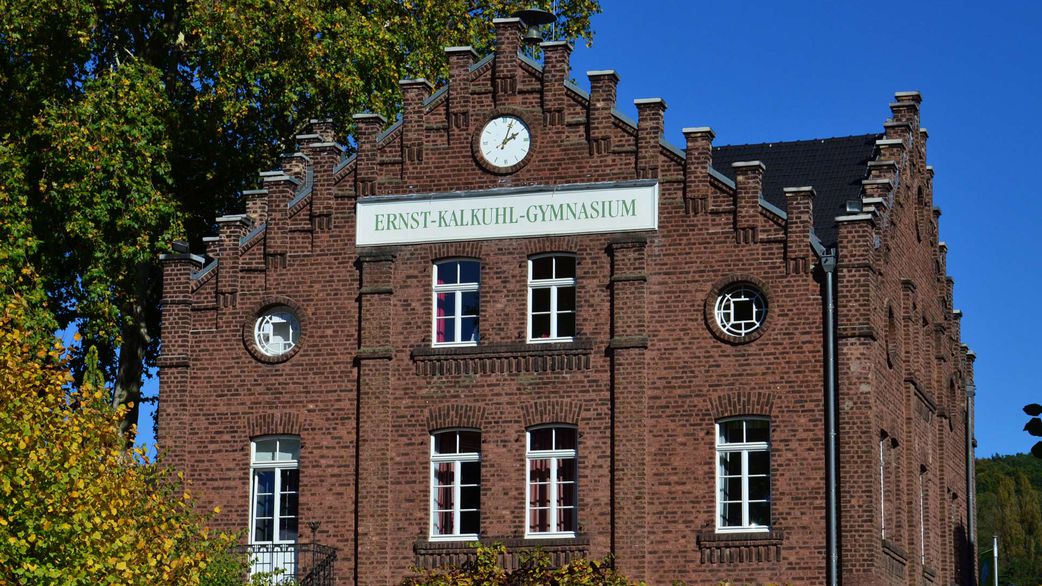 These 6 schools will allow you to study abroad and bring your family along