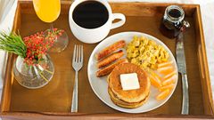 Breakfast in bed and 5 other romantic gestures that will make your girlfriend happy