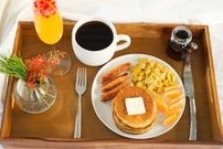 Breakfast in bed and 5 other romantic gestures that will make your girlfriend happy