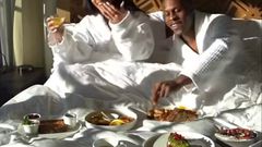 Breakfast in bed and 5 other gesteures can will make your girlfriend happy
