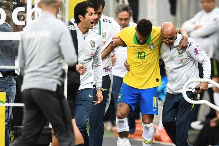 Brazil's Neymar leaves the pitch injured during a friendly football match against Qatar at the Mane Garrincha stadium in Brasilia ahead of the Copa America