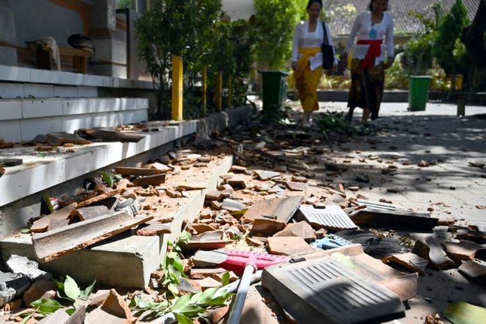 Nearly 1,000 houses were damaged and more than 3,000 people have taken refuge in government buildings and schools after an earthquake struck Indonesia