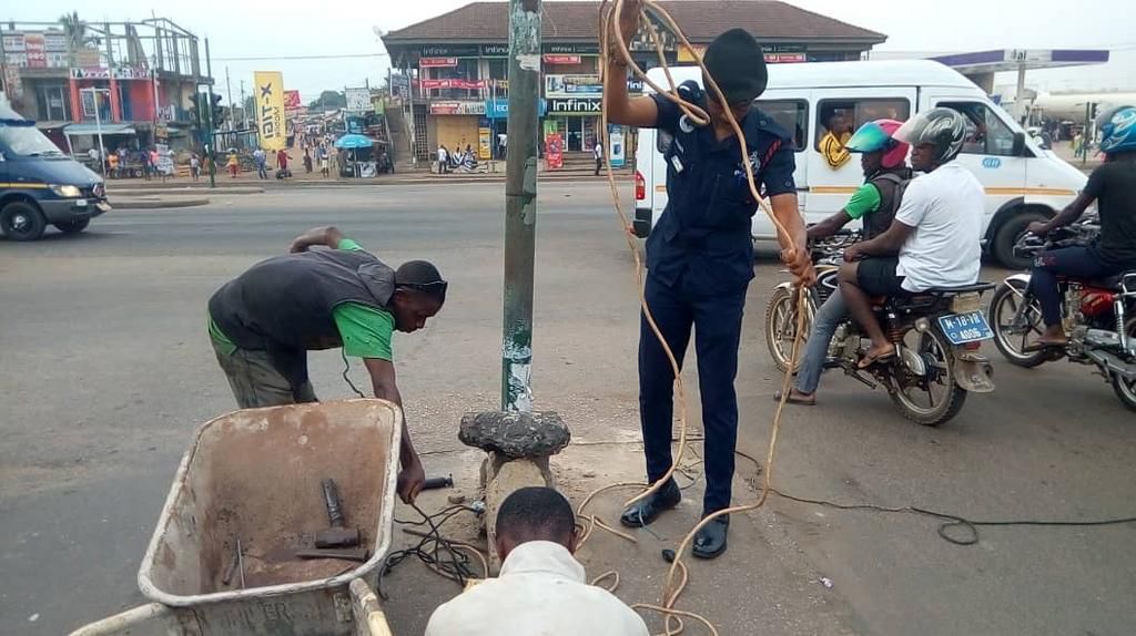 Lance corporal Simon Agbeko repairs broken traffic light at Odorkor