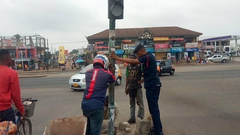 Police officer Lance corporal Simon Agbeko repairs broken traffic light at Odorkor